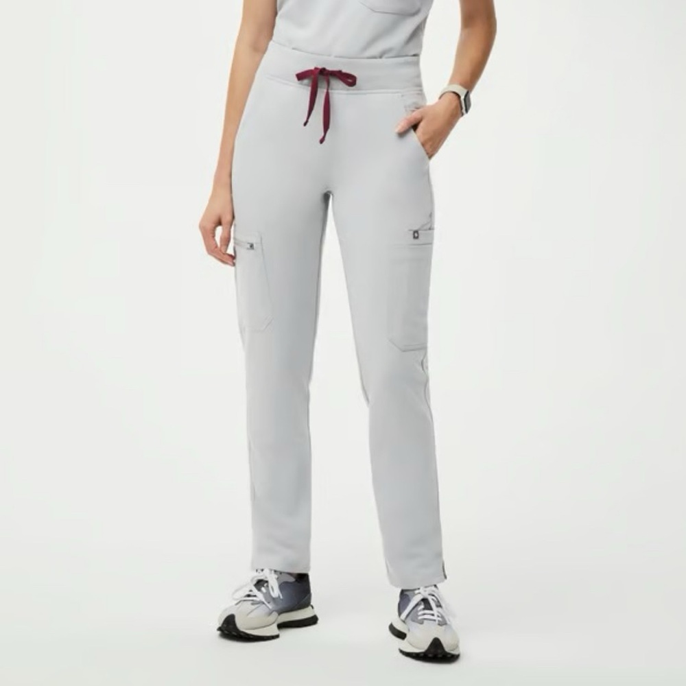 Figs Skinny Yola Scrub pants in Cement size Small